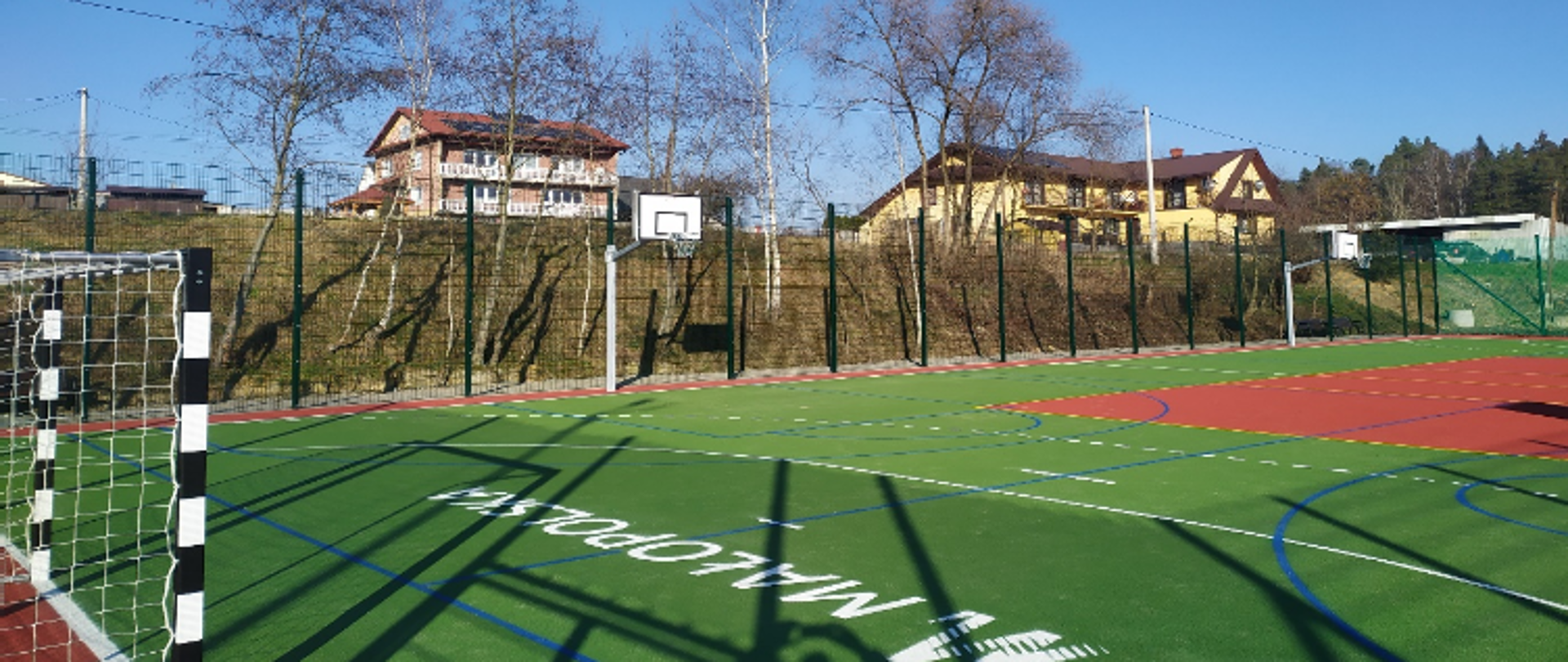 Budowa boiska sportowego wielofunkcyjnego w Skawie o nawierzchni poliuretanowej.