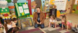 Artysta Zbigniew Budzyński podczas spotkania z dziećmi - analizujemy obrazy