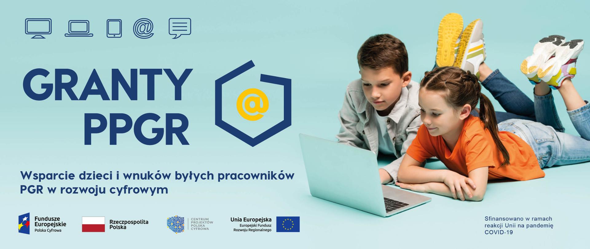 Baner - na jasnoniebieskim tle napis Granty PPGR Wsparcie dzieci i wnuków byłych pracowników PGR w rozwoju cyfrowym, Sfinansowano w ramach reakcji Unii na pandemię COVID-19, fotografia pary dzieci leżących przed laptopem, u dołu logotypy projektu