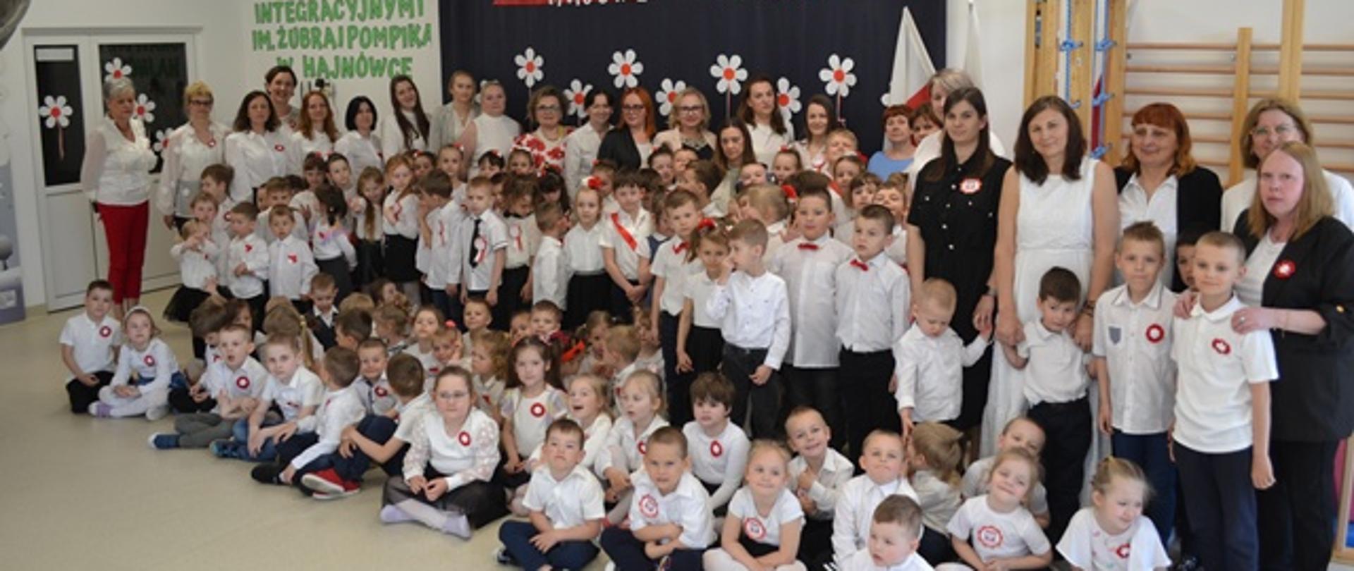 Dzieci biorące udział w wydarzeniu pozują do wspólnego zdjęcia