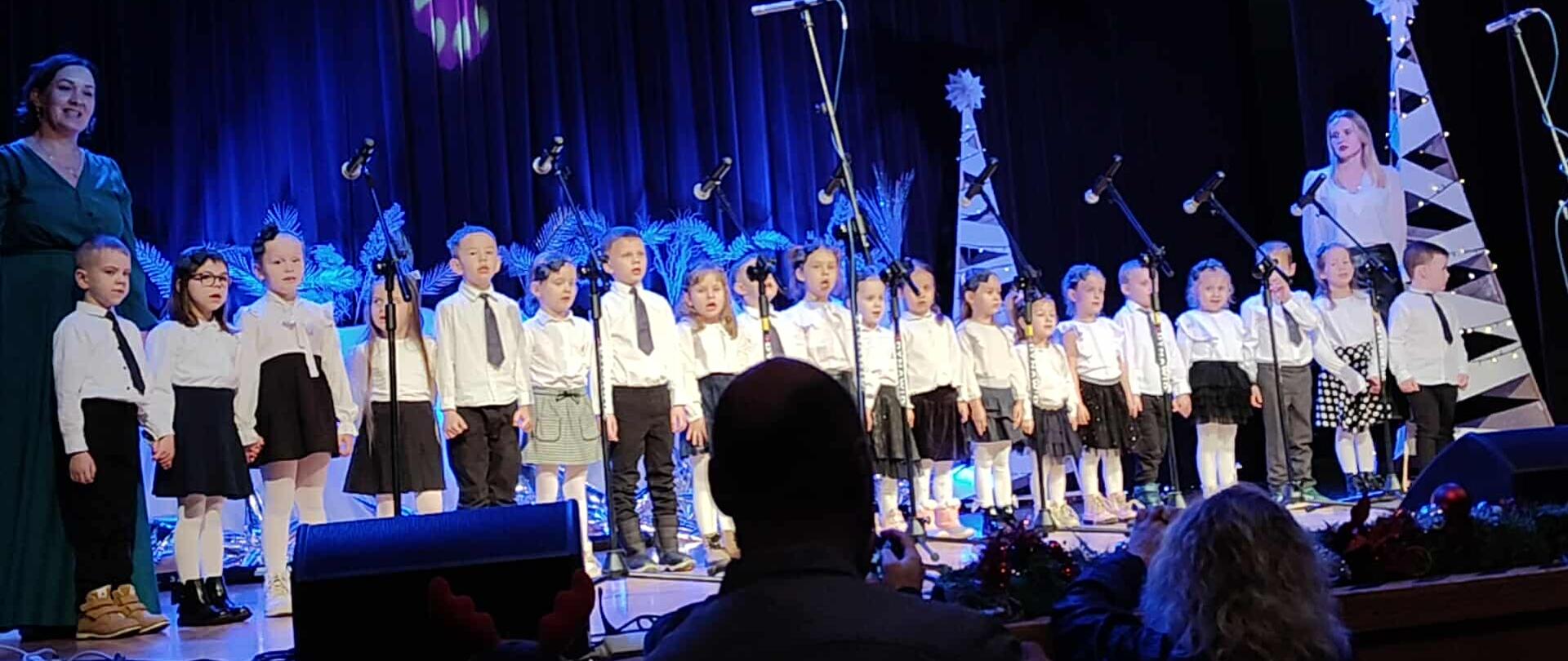 Dzieci na scenie śpiewają kolędy