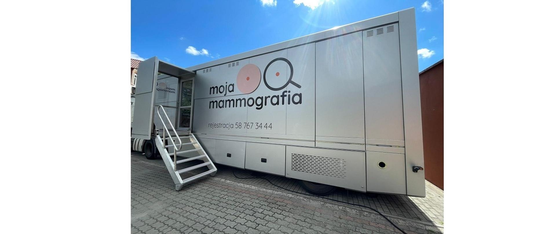 Bezpłatne badania mammograficzne. Na fotografii mobilna pracownia mammograficzna