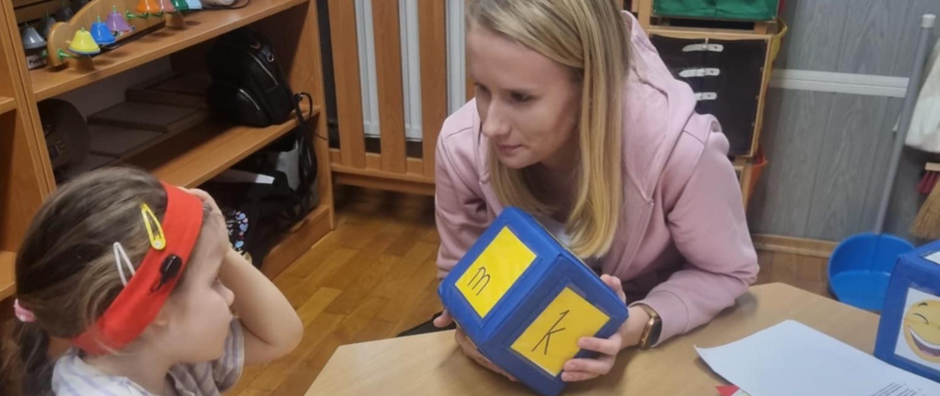 Nauczycielka i dziecko w trakcie zajęć