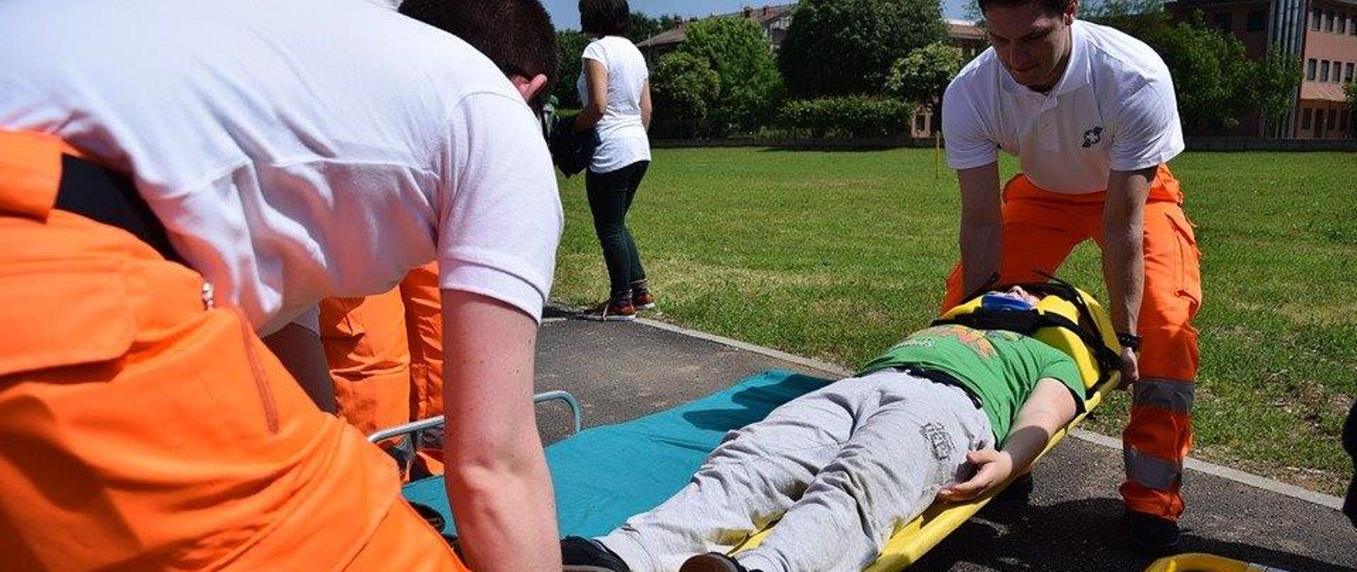 grafika przedstawia udzielanie pierwszej pomocy