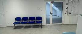 Cztery granatowe krzesła, oraz duże przeszklone drzwi