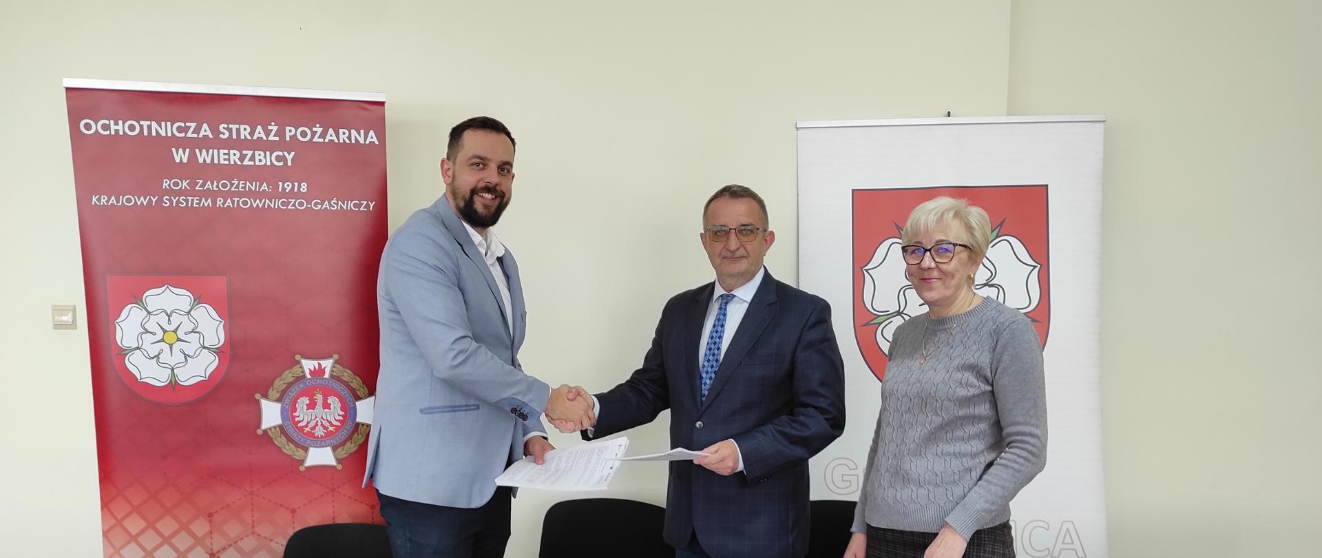 Zakupu nowego średniego samochodu ratowniczo-gaśniczego z napędem 4x4 wraz z wyposażeniem - Podpisanie umowy