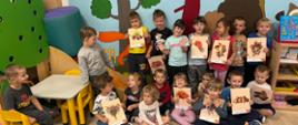 Dzieci pozują do zdjęcia, trzymając w rękach plakaty z symbolami jesieni