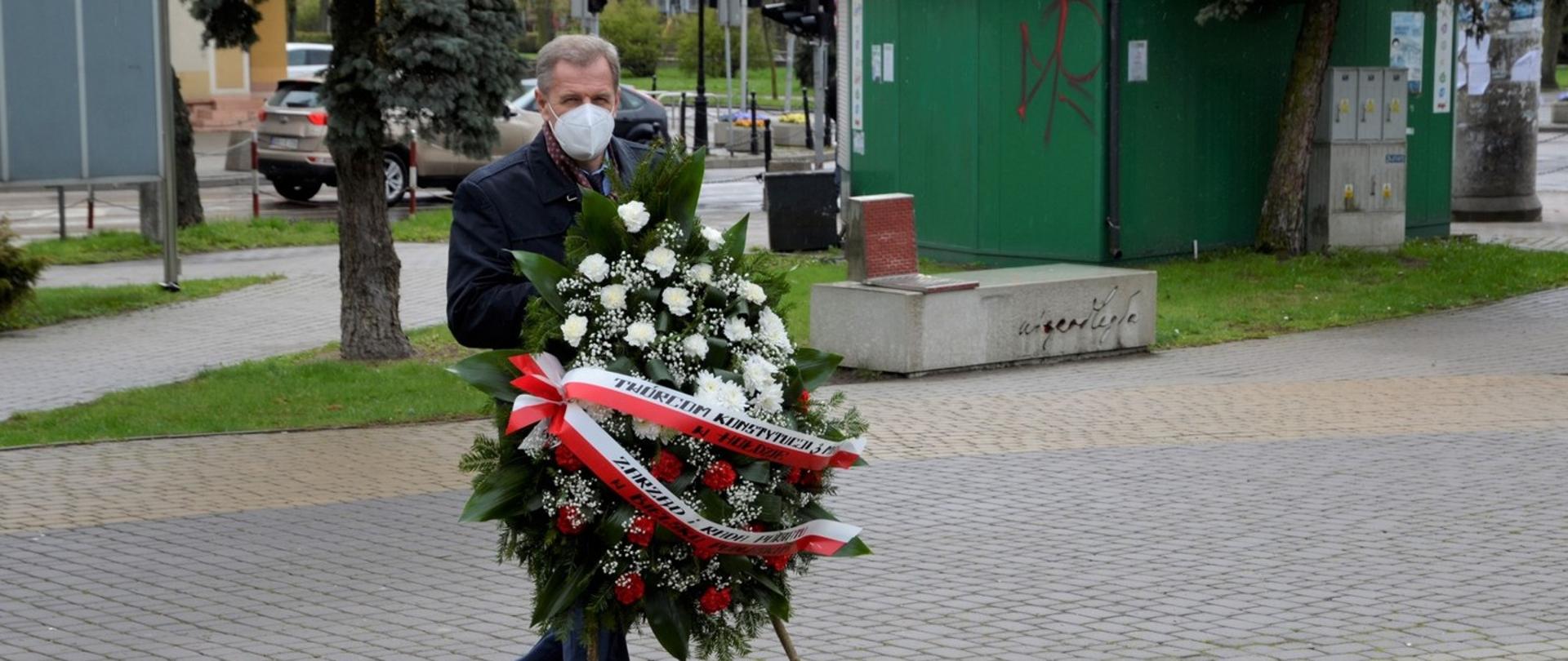 Starosta bielski Sławomir Jerzy Snarski składa wieniec pod pomnikiem Niepodległości Polski