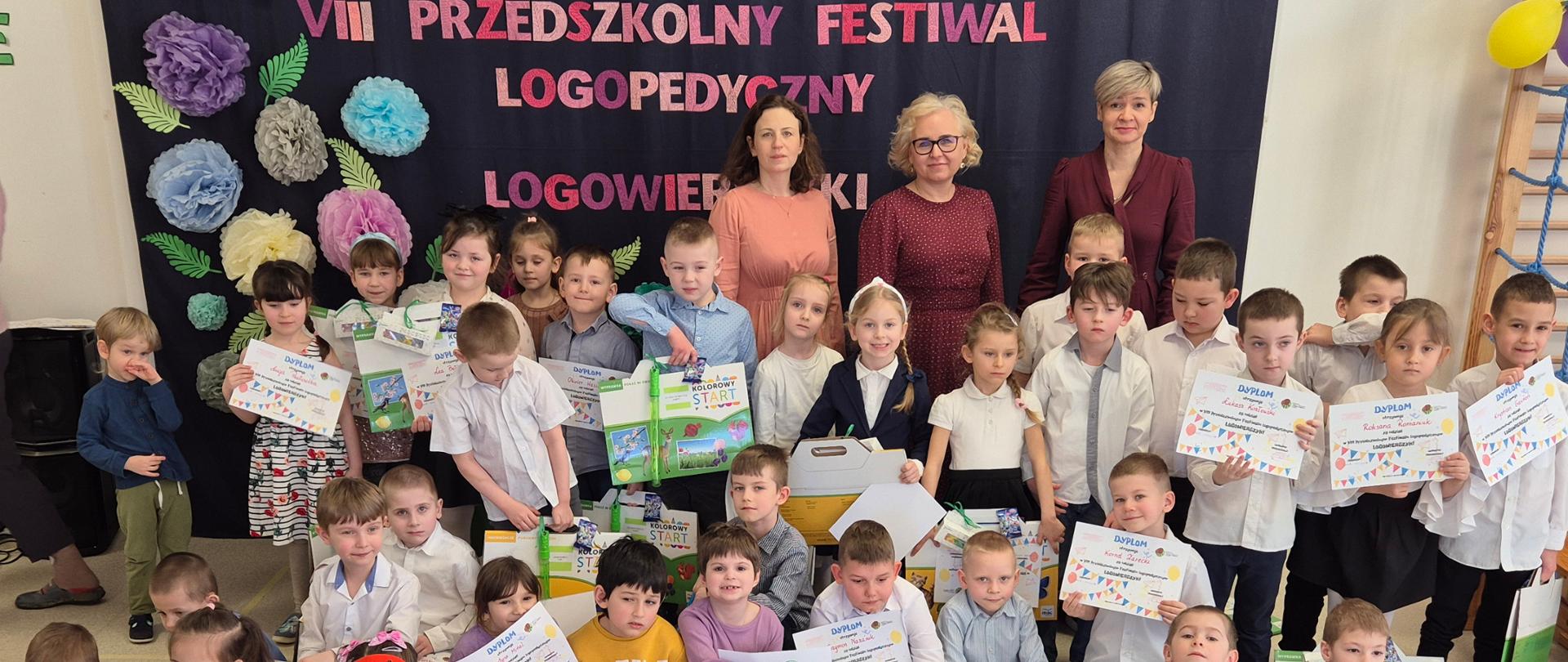 Nauczycielki, Dyrekcja i nagrodzone dzieci pozują do zdjęcia