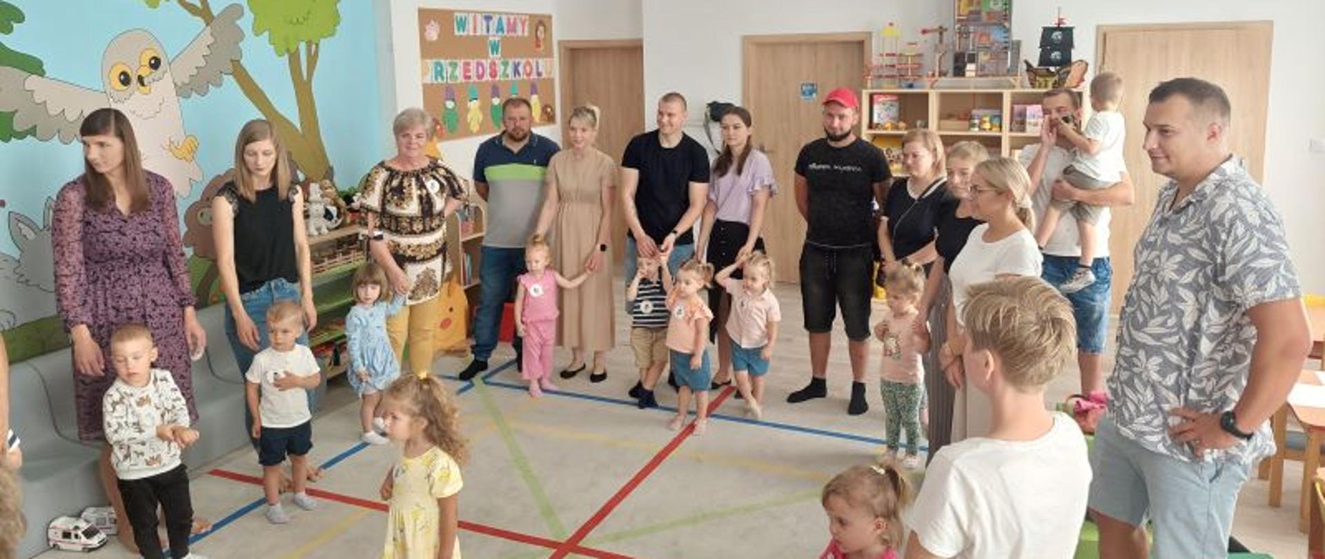 Dzieci i rodzice w trakcie zajęć w sali przedszkolnej