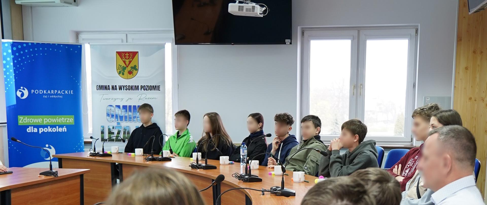 Na fotografii młodzież podczas spotkanie w urzędzie gminy. 