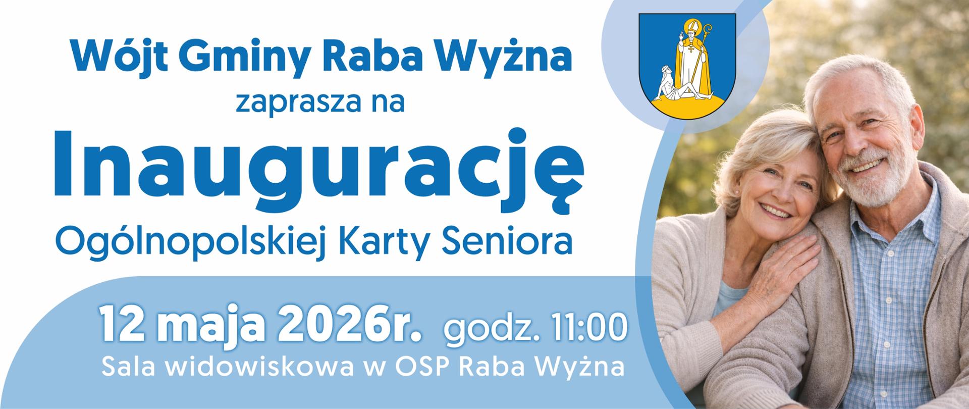 Plakat w tonacji biało-niebieskiej z informacjami o inauguracji ogólnopolskiej karty seniora. Po prawej zdjęcie dwóch osób, kobiety i mężczyzny w podeszłym wieku.