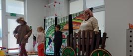 Aktorzy odgrywają sceny przy publiczności - społeczności przedszkola. Do występu angażują przedszkolaki 