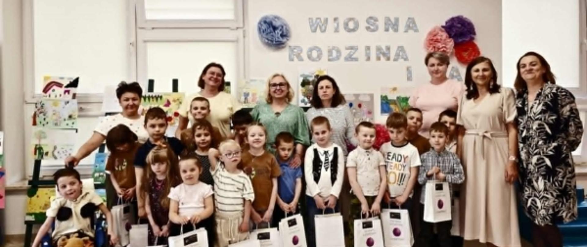 Uczestnicy konkursu wraz nauczycielami i dyrekcją, pozują do zdjęcia