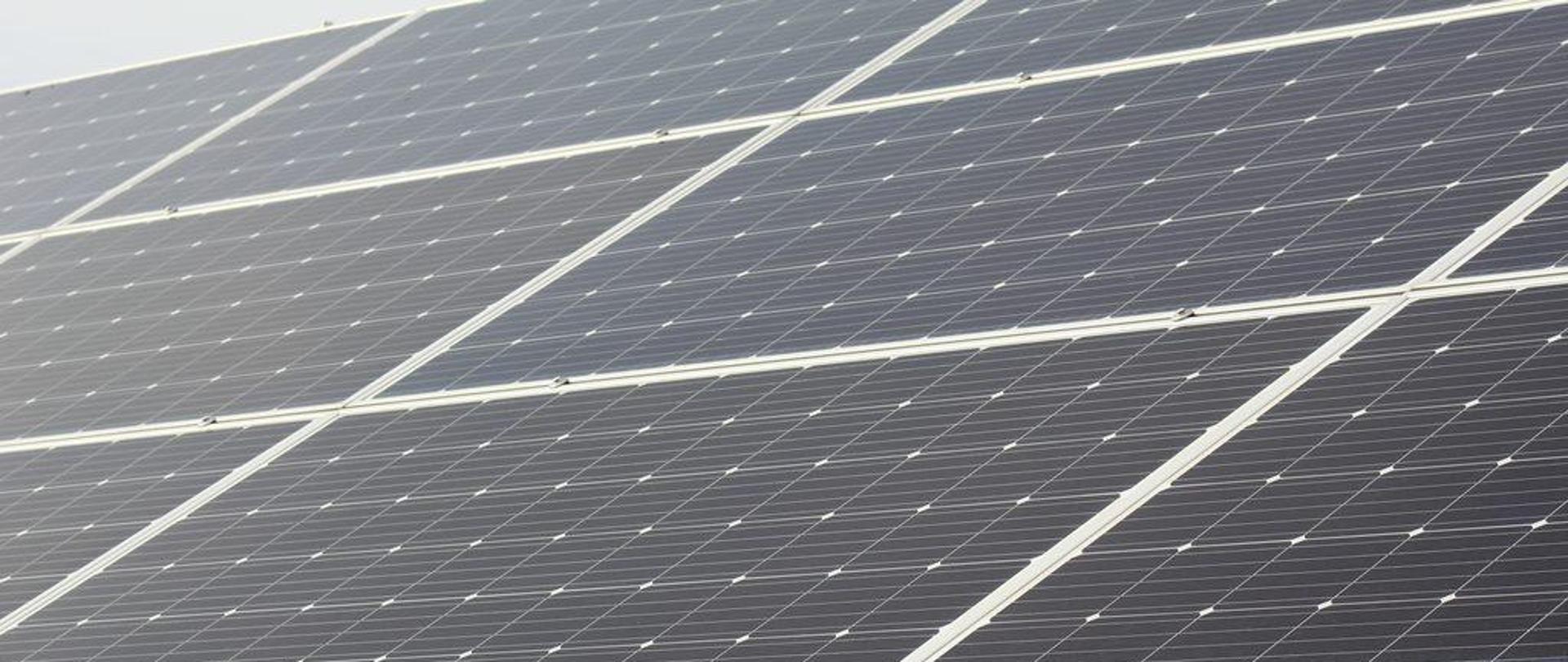 Zdjęcie reprezentuje panele fotowoltaiczne