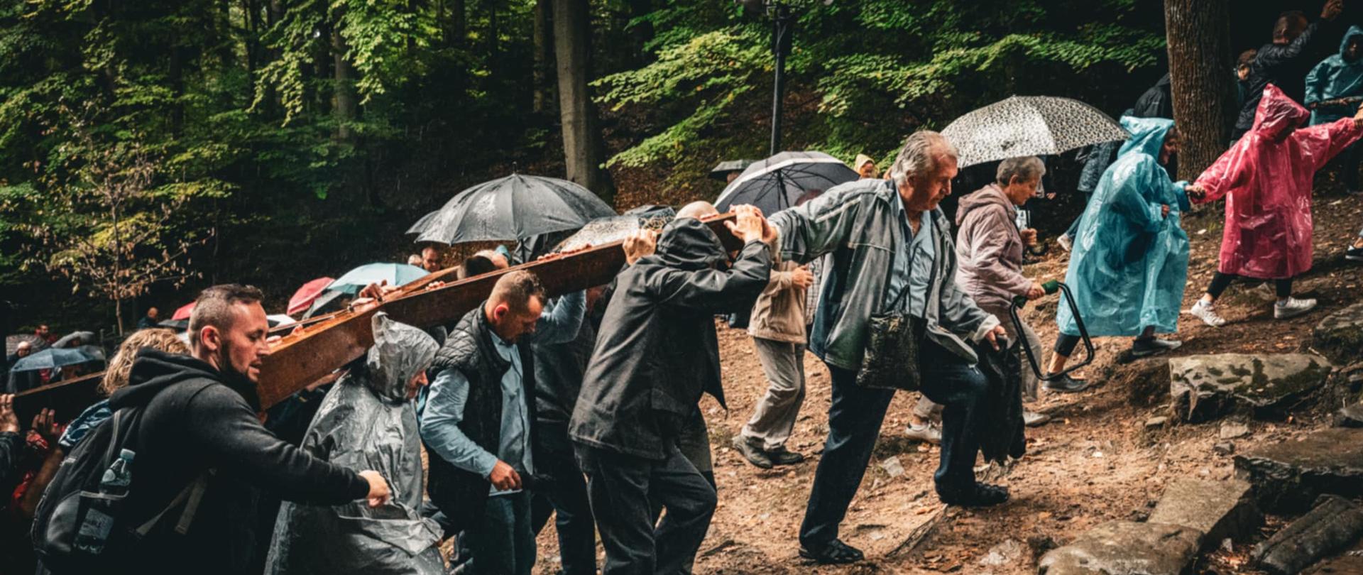 Pomimo kapryśnej aury – wielkie serca i wielka modlitwa
