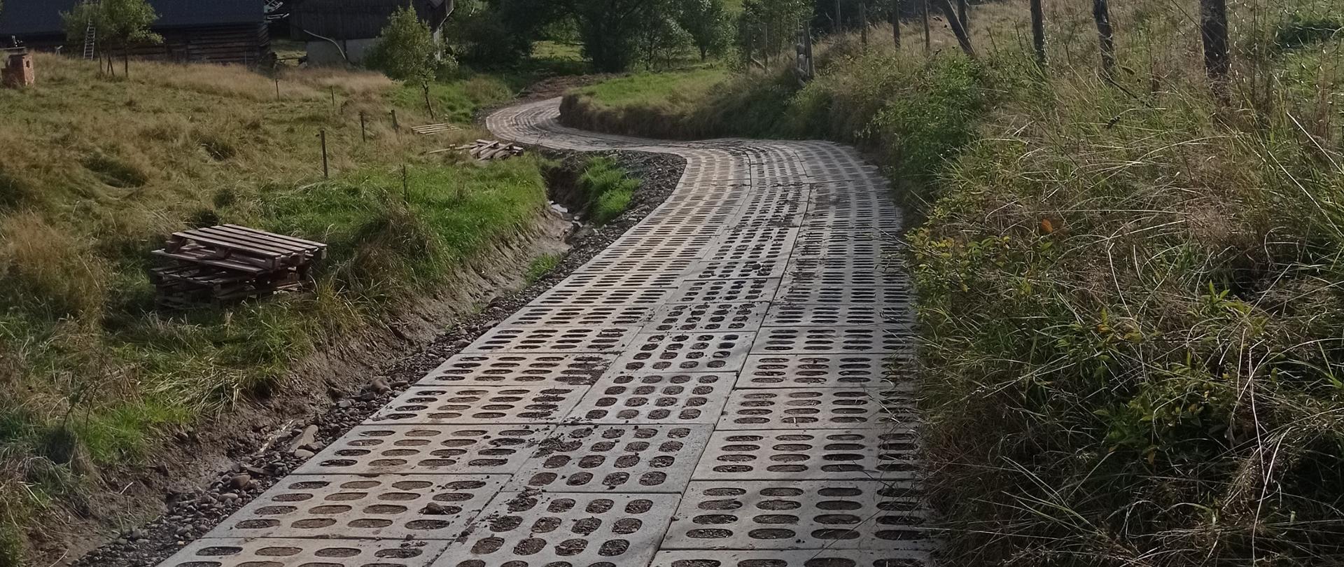 Modernizacja dróg transportu rolniczego na roli Olesiakowa oraz na roli Żądlakowa w miejscowości Harkabuz. 