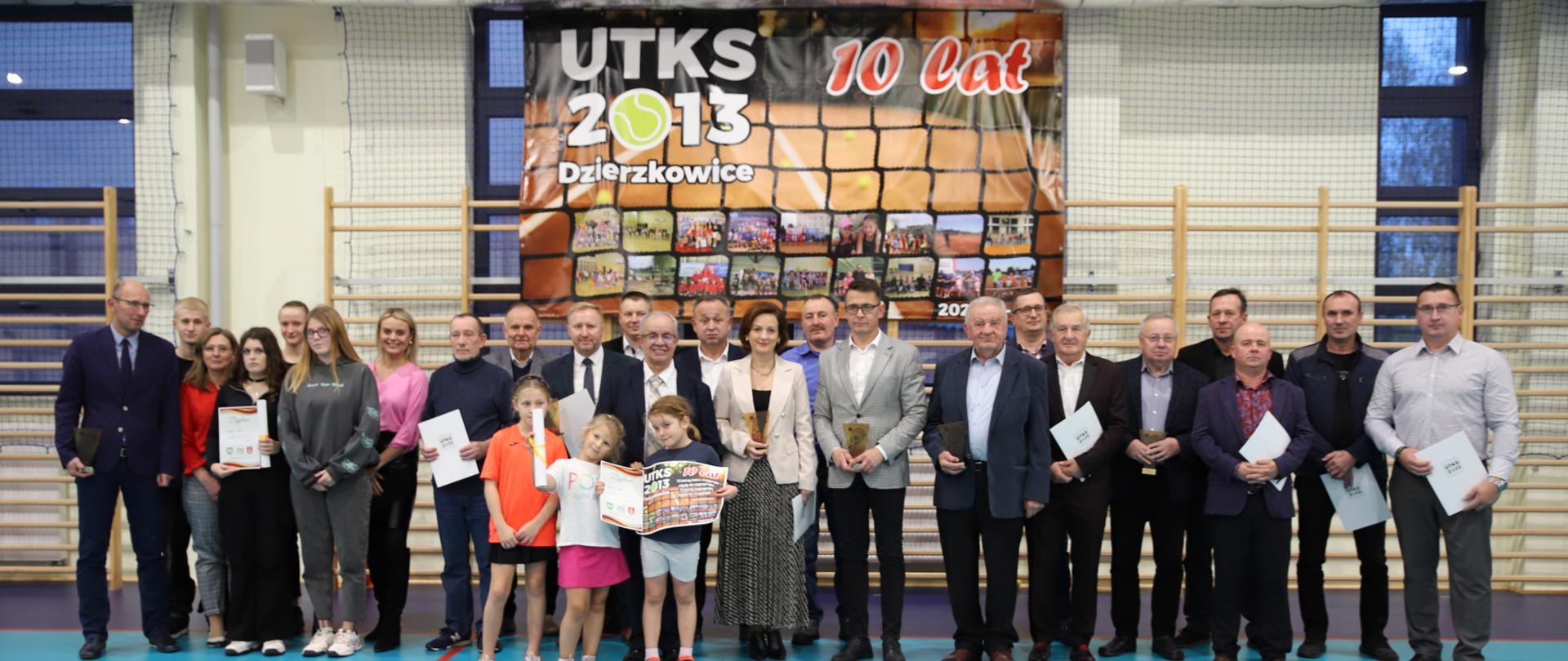 Wspólne zdjęcie zawodników i ich rodziców, działaczy, sympatyków klubu i zaproszonych gości