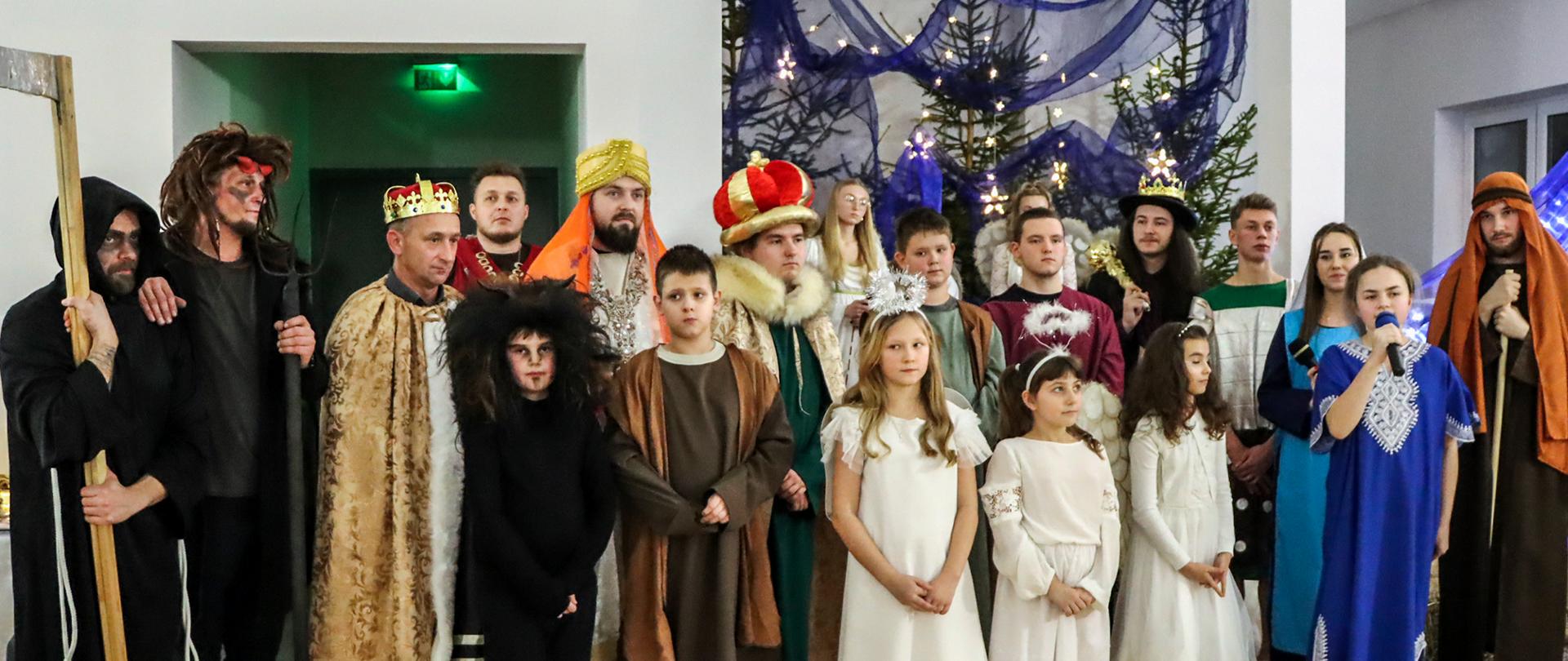 Zdjęcie przedstawia członków zespołu "Świteź" ubranych w kostiumy podczas jasełek.