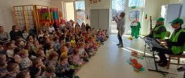 Artyści występują przed dziećmi, prezentują swój repertuar