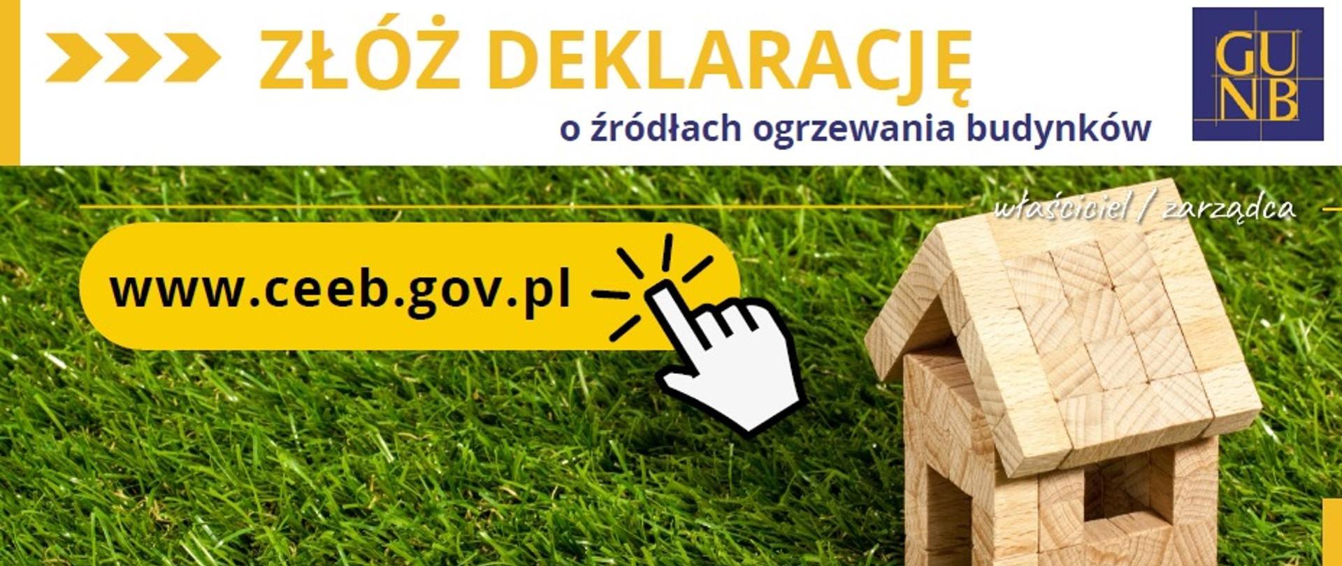 tekst: złóż deklarację o źródłach ogrzewania budynków www.ceeb.gov.pl, zdjęcie domku dla ptaków z drewna na trawie