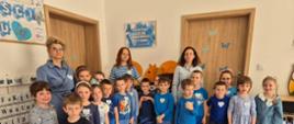 Nauczycielki i dzieci pozują do zdjęcia