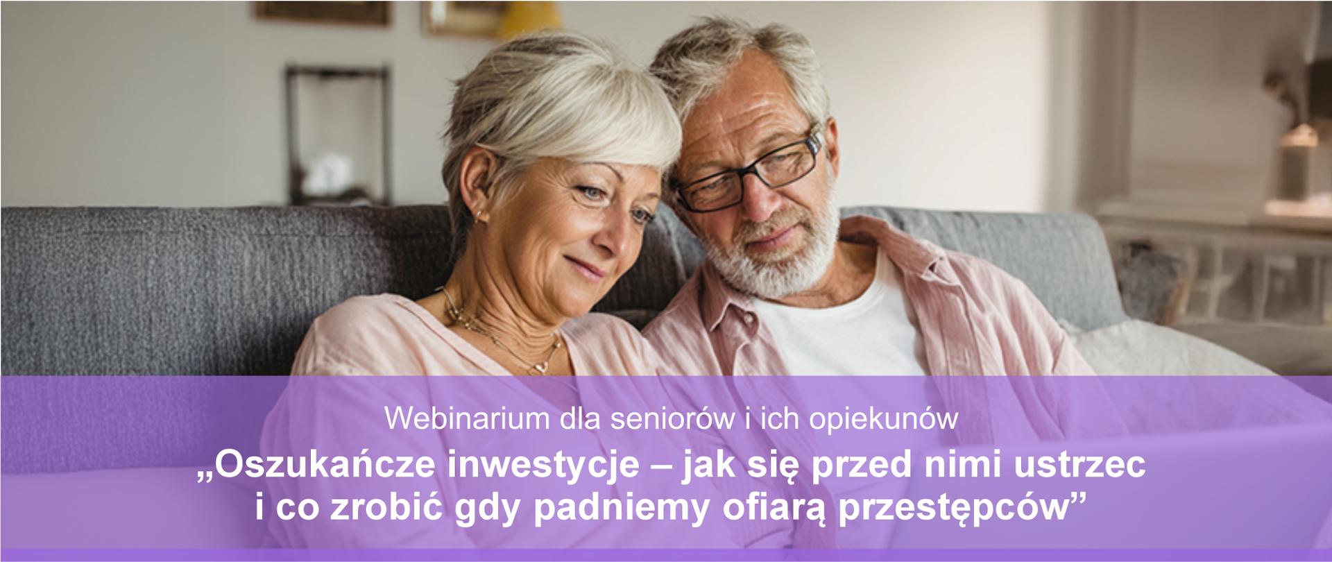 Plakat z informacją o webinarium dla seniorów i ich opiekunów, napis biały na fioletowym tle. W tel dwie starsze osoby, kobieta i mężczyzna siedzące na sofie.