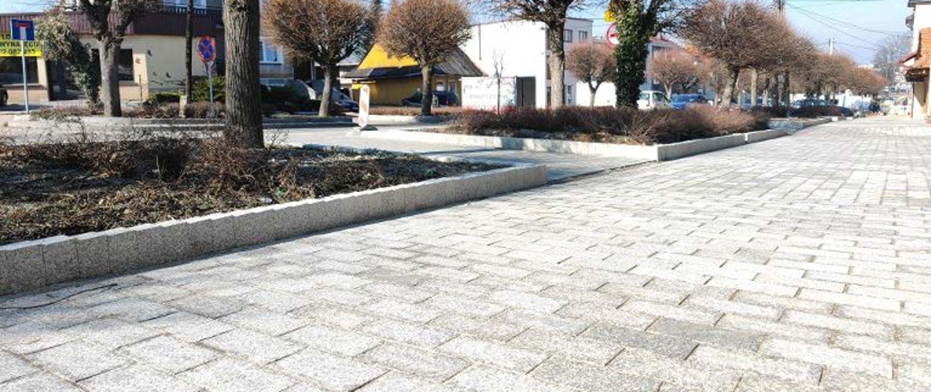 Fragment ulicy 3 maja w Kalwarii Zebrzydowskiej, na pierwszym planie kostka brukowa 