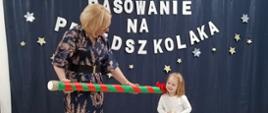 Pasowanie na przedszkolaka z udziałem dzieci i Pani Dyrektor.