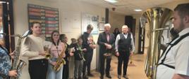 Orkiestra wraz z Zastępcą Wójta Urzędu Gminy Raba Wyżna Mieczysławem Kurkiem w korytarzu Urzędu Gminy Raba Wyżna