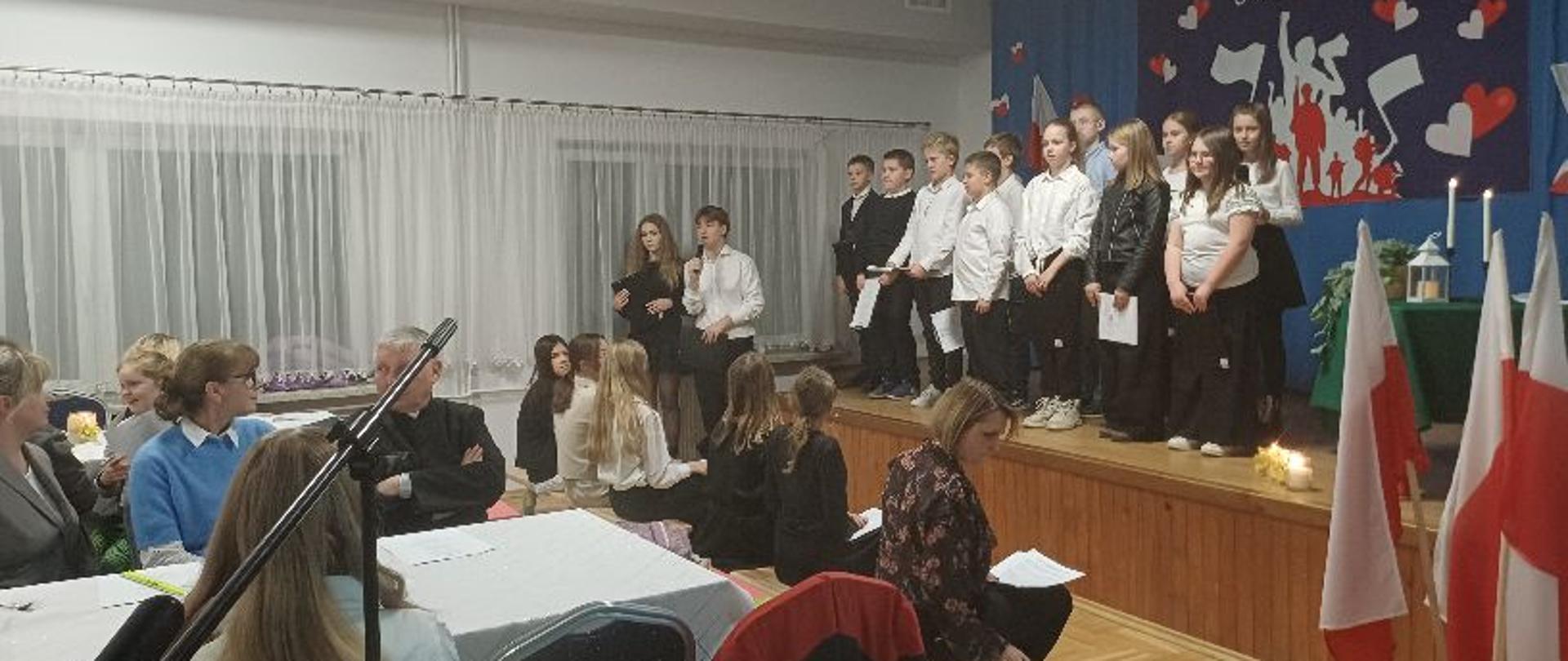 Na zdjęciu znajduje się młodzież oraz zaproszeni goście, z okazji Wieczornicy Patriotycznej w Barwałdzie Średnim.