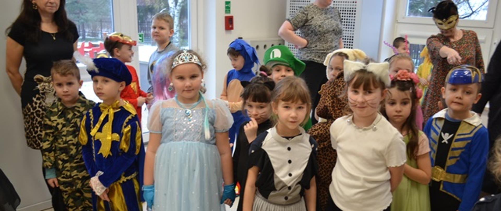 Dzieci w strojach karnawałowych pozują do zdjęcia