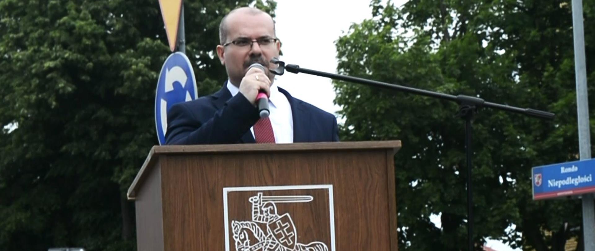 Sekretarz Powiatu dr Marek Martyniuk podczas wystąpienia z okazji jubileuszu 350-lecia miasta Brańsk
