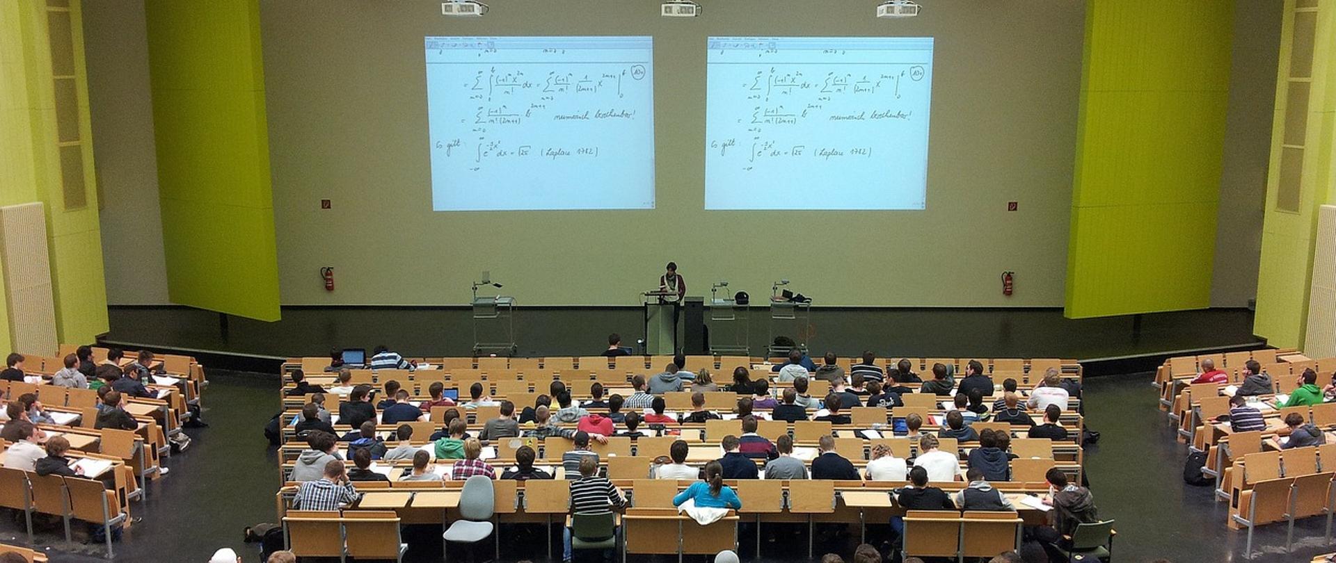 O czym powinien pamiętać student, który dorabia do renty rodzinnej? 