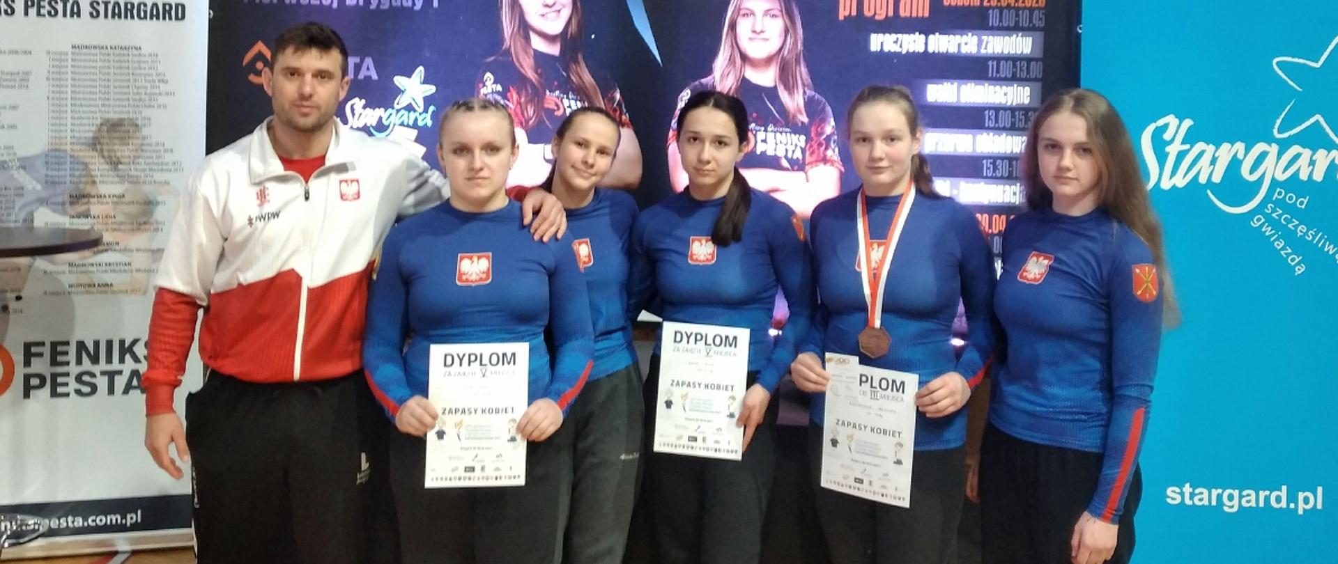 Pięć zawodniczek Ludowego Uczniowskiego Klubu Sportowego "Suples" w Kraśniku wraz z trenerem Damianem Jakóbczykiem (pierwszy od lewej)