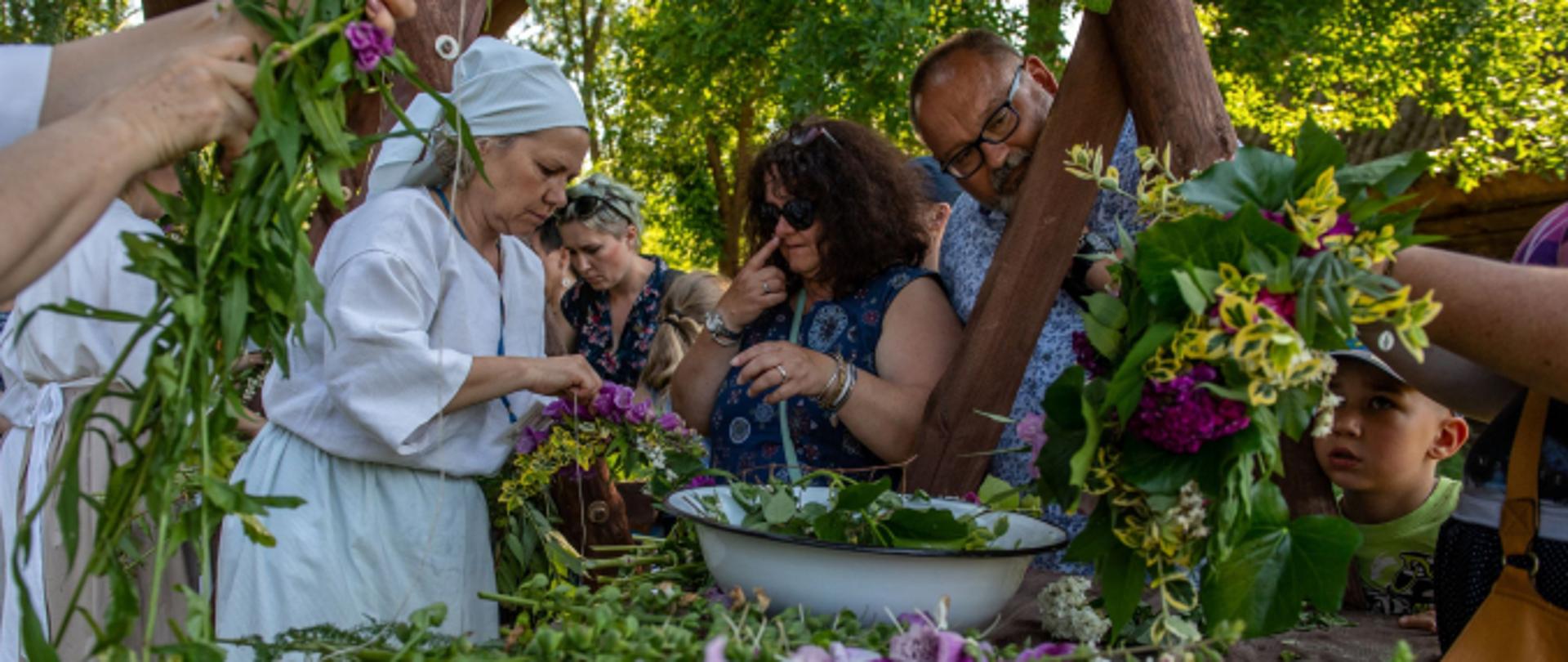 uczestnicy koła gospodyń wiejskich w chwili robienia wianków z naturalnych produktów. 