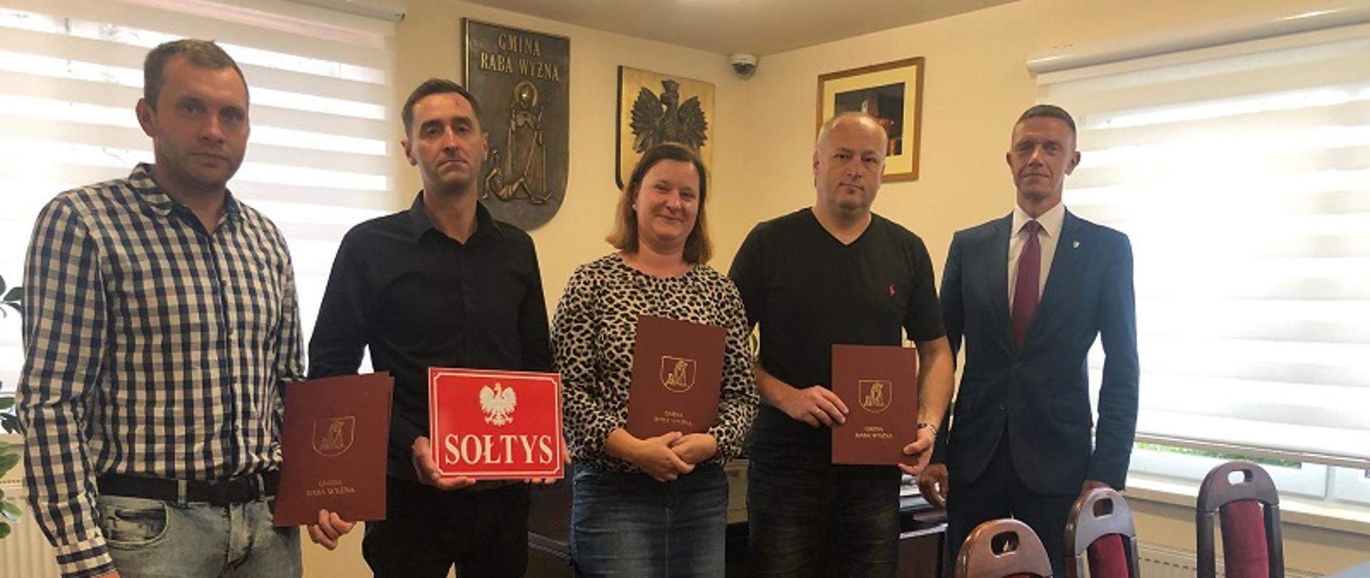 Wspólne zdjęcie po wręczeniu zaświadczeń na pełnienie funkcji nowo wybranymi członkami Rady Sołeckiej Bielanki, Sołtysem i Zastępcą Wójta Gminy Raba Wyżna.