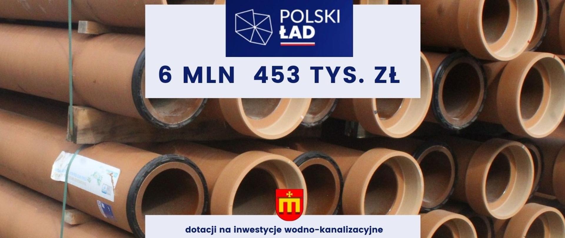 Plansza z napisem - 6 mln 453 tys. zł dla Gminy Kalwaria Zebrzydowska na inwestycje wodno-kanalizacyjne, w środkowej części widoczne rury kanalizacyjne