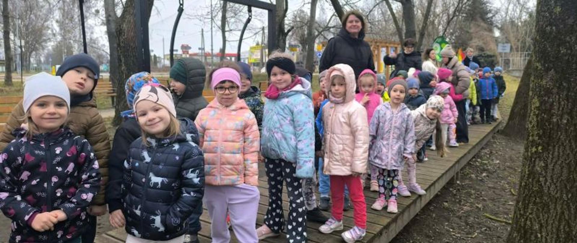 Spacer drewnianą kładką - idziemy topić Marzannę