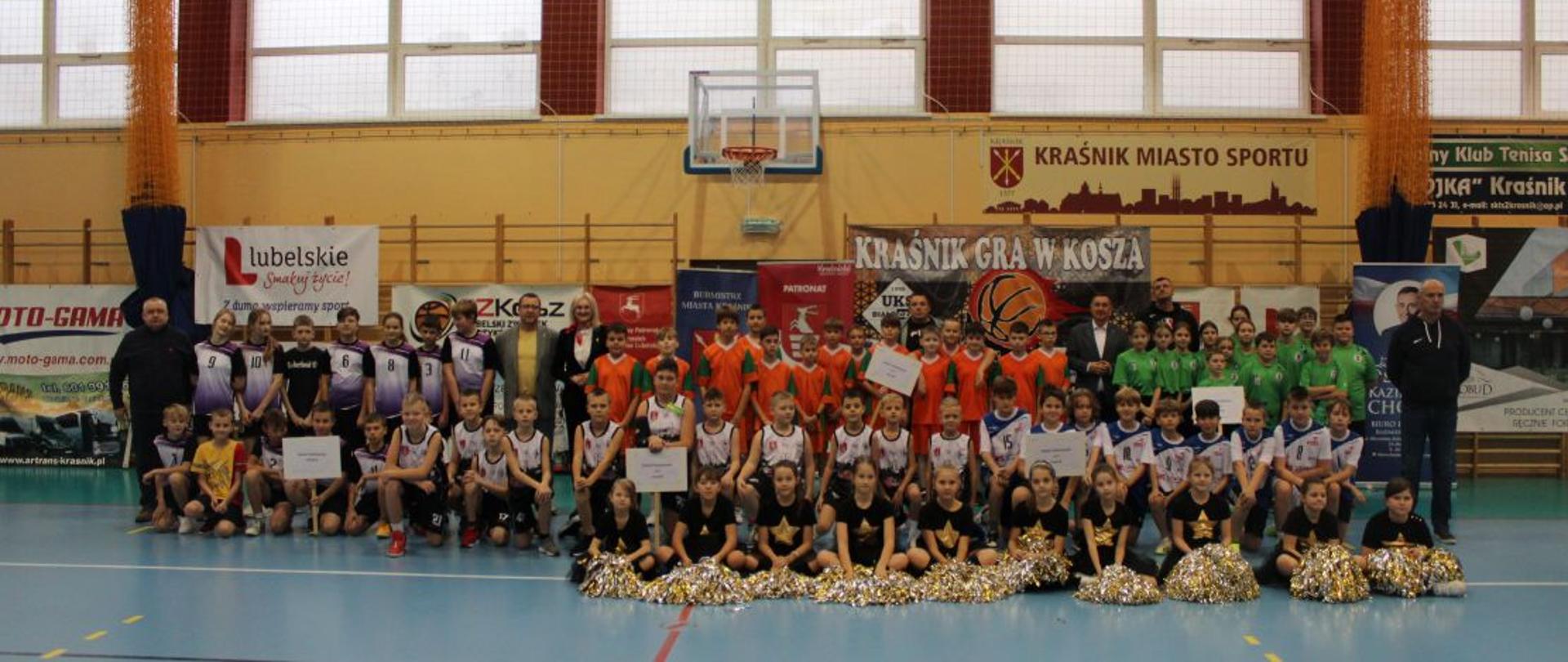 Uczestnicy turnieju na hali sportowej