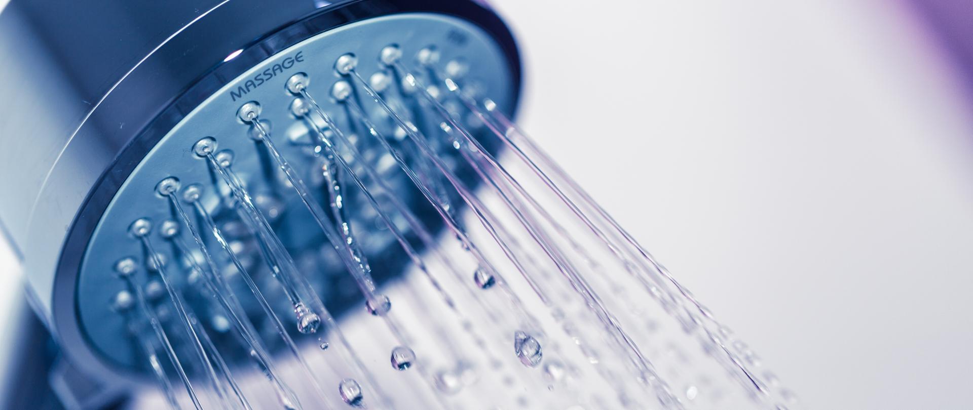 głowica prysznicowa, odkręcona woda