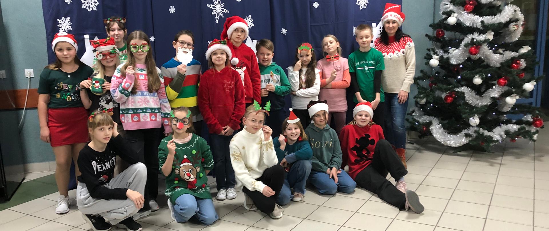 Teatr " Metamorfoza" wita i świątecznie pozdrawia ...