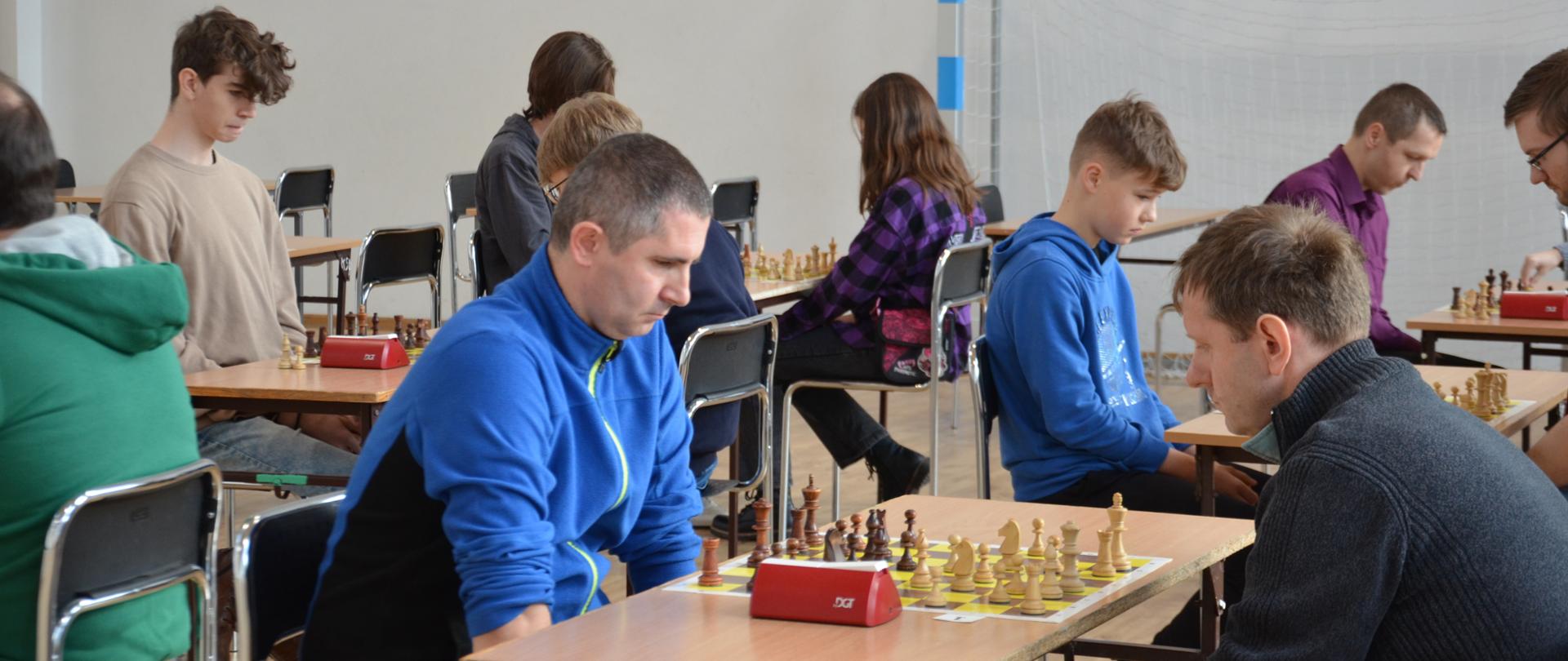 Zawodnicy podczas rozgrywanych partii szachowych