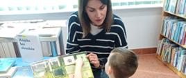 Dzieci uczestniczące w zajęciach z bibliotekarką