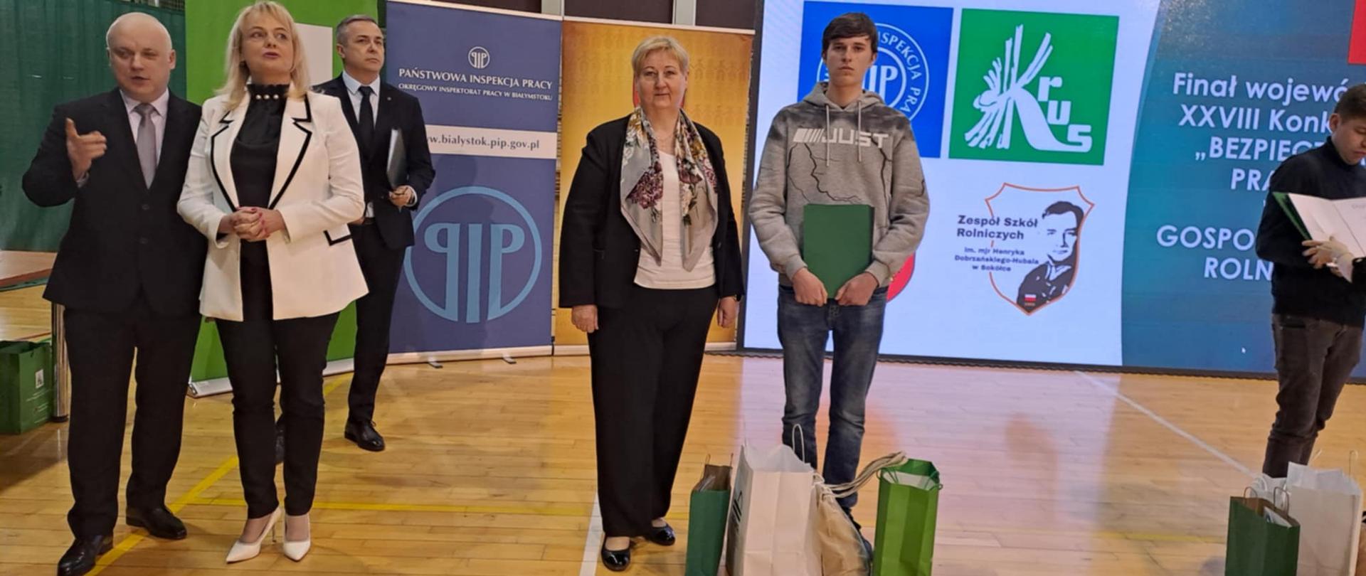 Igor Siewastianiuk – finalista konkursu „Bezpieczna praca w gospodarstwie rolnym” z nauczycielem Marią Chomaniuk