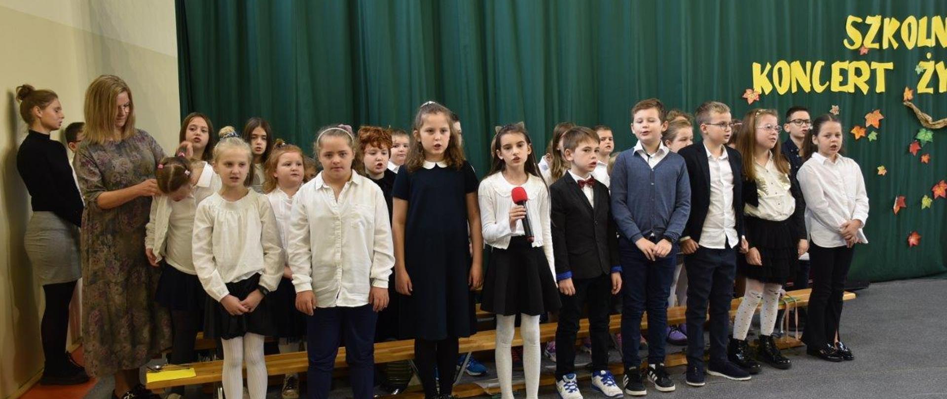 Dzieci ze szkoły w Strzelcach grupowe zdjęcie