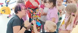 Dzieci w trakcie zabawy klockami LEGO