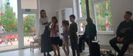 Dzieci biorą udział w zadaniach, wyznaczonych przez artystów