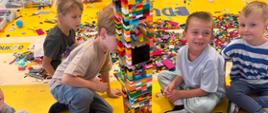 Dzieci w trakcie zabawy klockami LEGO
