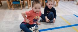 Zabawy - dzieci siedzą w sali, układają puzzle